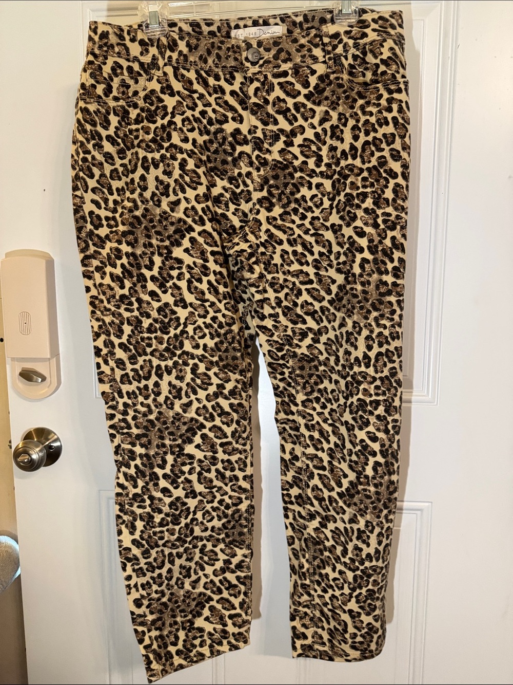 Womans Leopard Print Capri Pants - Tan/Brown